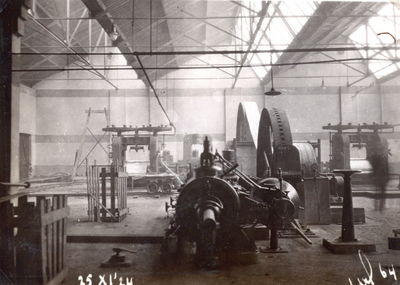 886147 Afbeelding van een stoommachine in een van de gebouwen van de Koninklijke Nederlandsche Lood- en Zinkpletterij ...